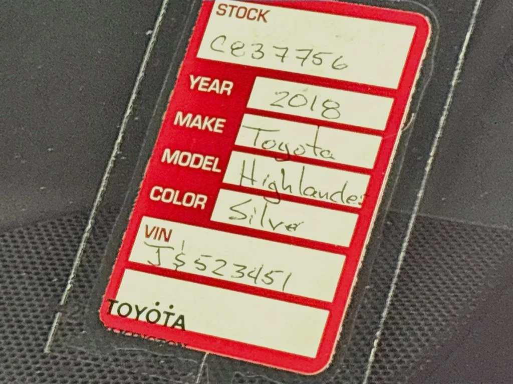 Used 2018 Silver Toyota XLE image 26