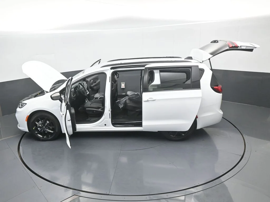 New 2026 Bright White Clear-Coat Exterior Paint Chrysler Select image 64