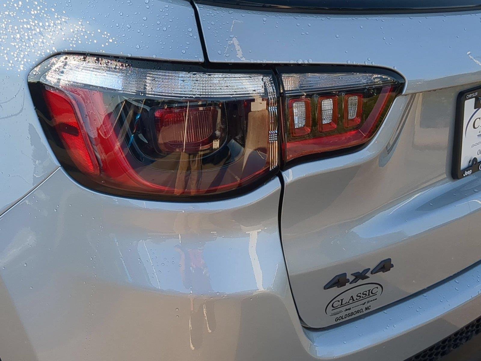 New 2026 Silver Zynith Metallic Clear-Coat Exterior Paint Jeep Latitude Altitude image 12