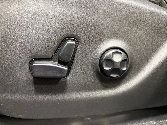 Used 2021  Jeep Latitude Plus image 19