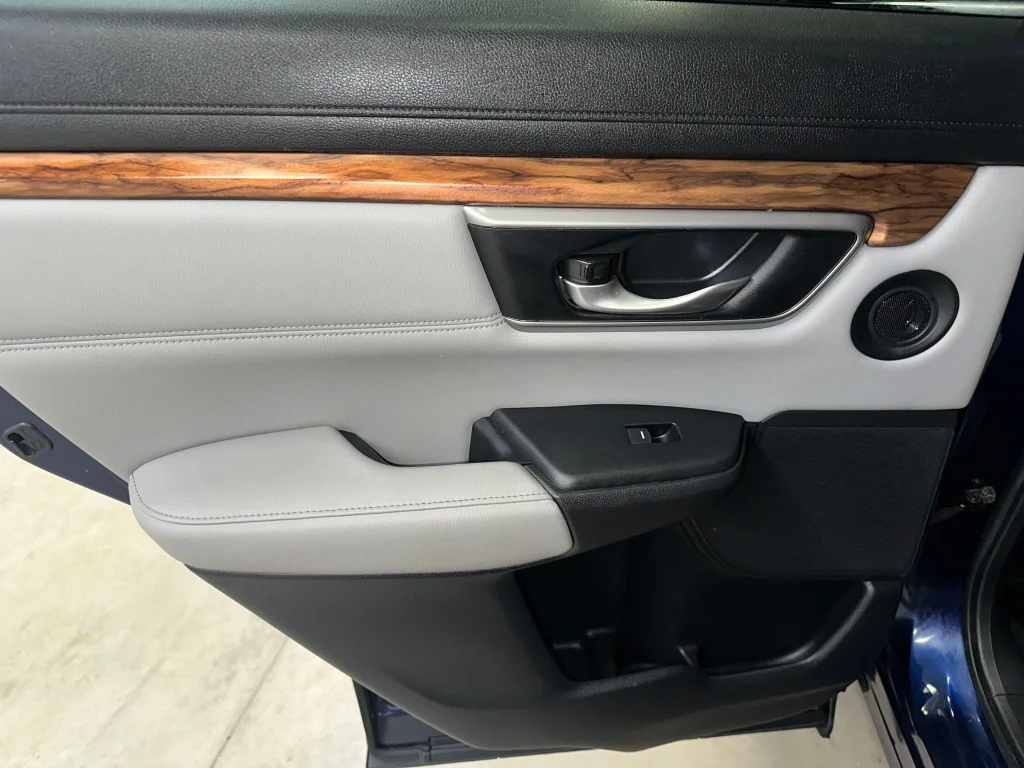 Used 2018 Obsidian Blue Pearl Honda EX-L image 17
