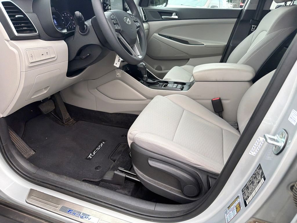 Used 2019 Silver Hyundai SE image 9