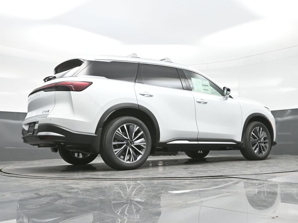 Used 2026 White INFINITI LUXE image 29