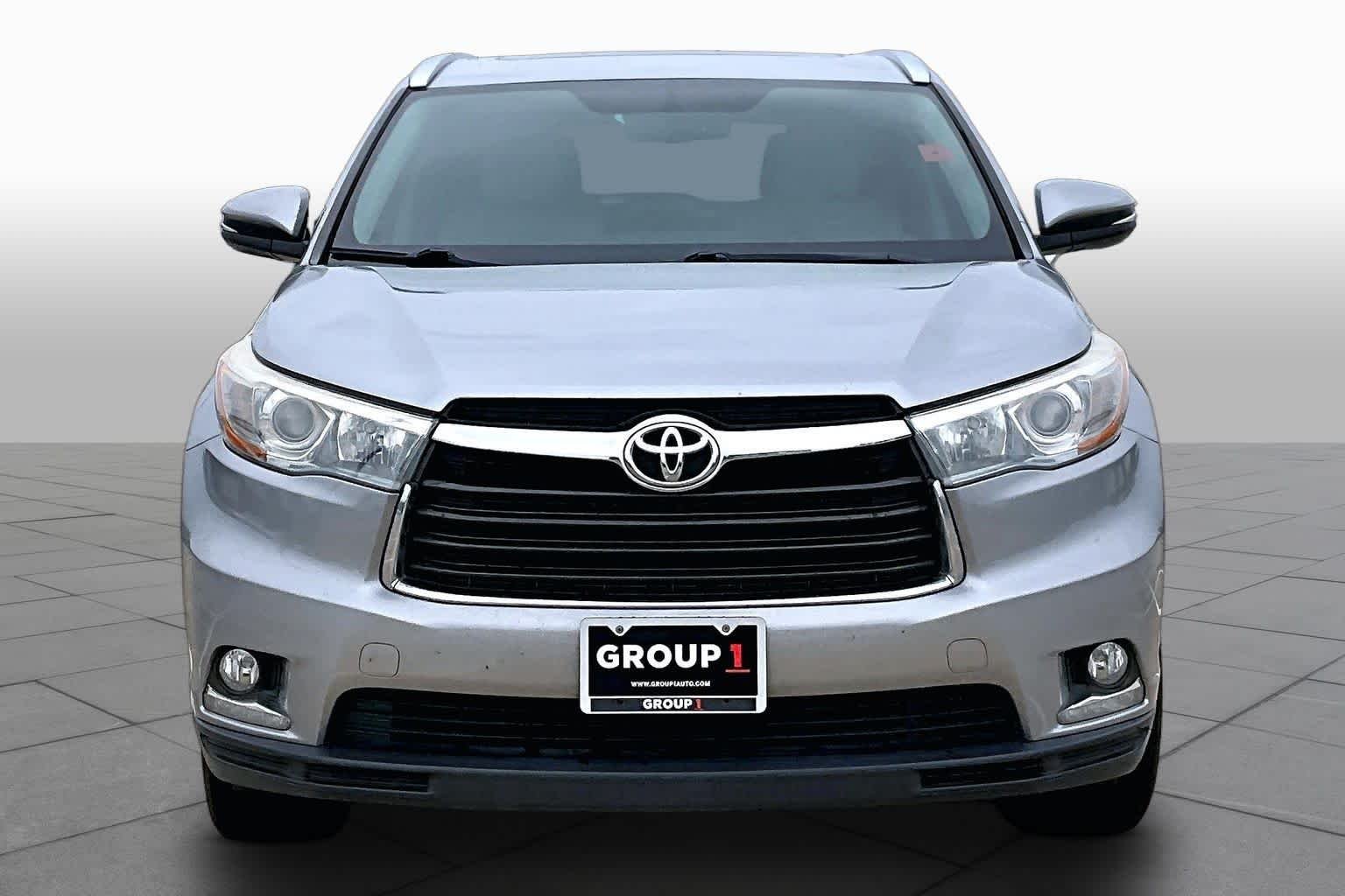 Used 2015 Silver Sky Metallic Toyota Limited image 4