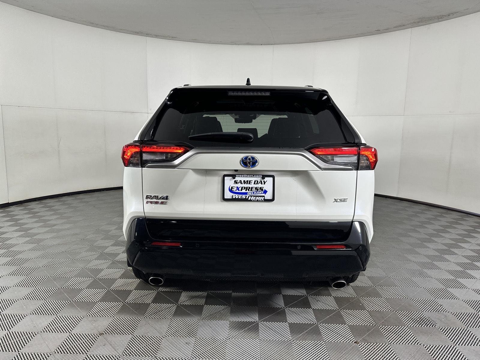 Used 2021 Blizzard Pearl w/Midnight Black Metallic Roof Toyota XSE image 21