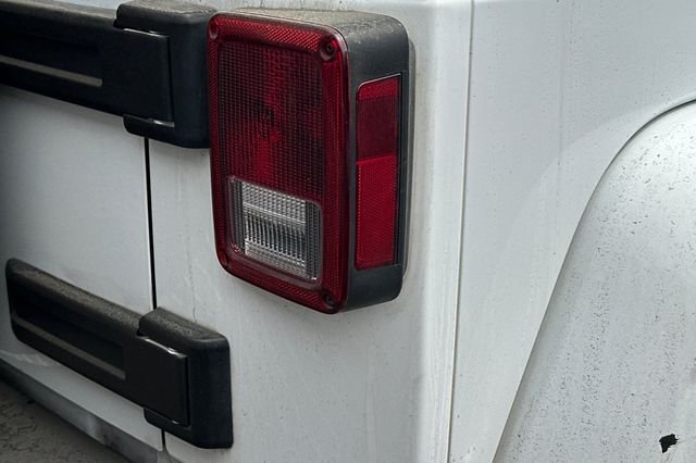 Used 2015 Bright White Clearcoat Jeep Unlimited Rubicon image 6