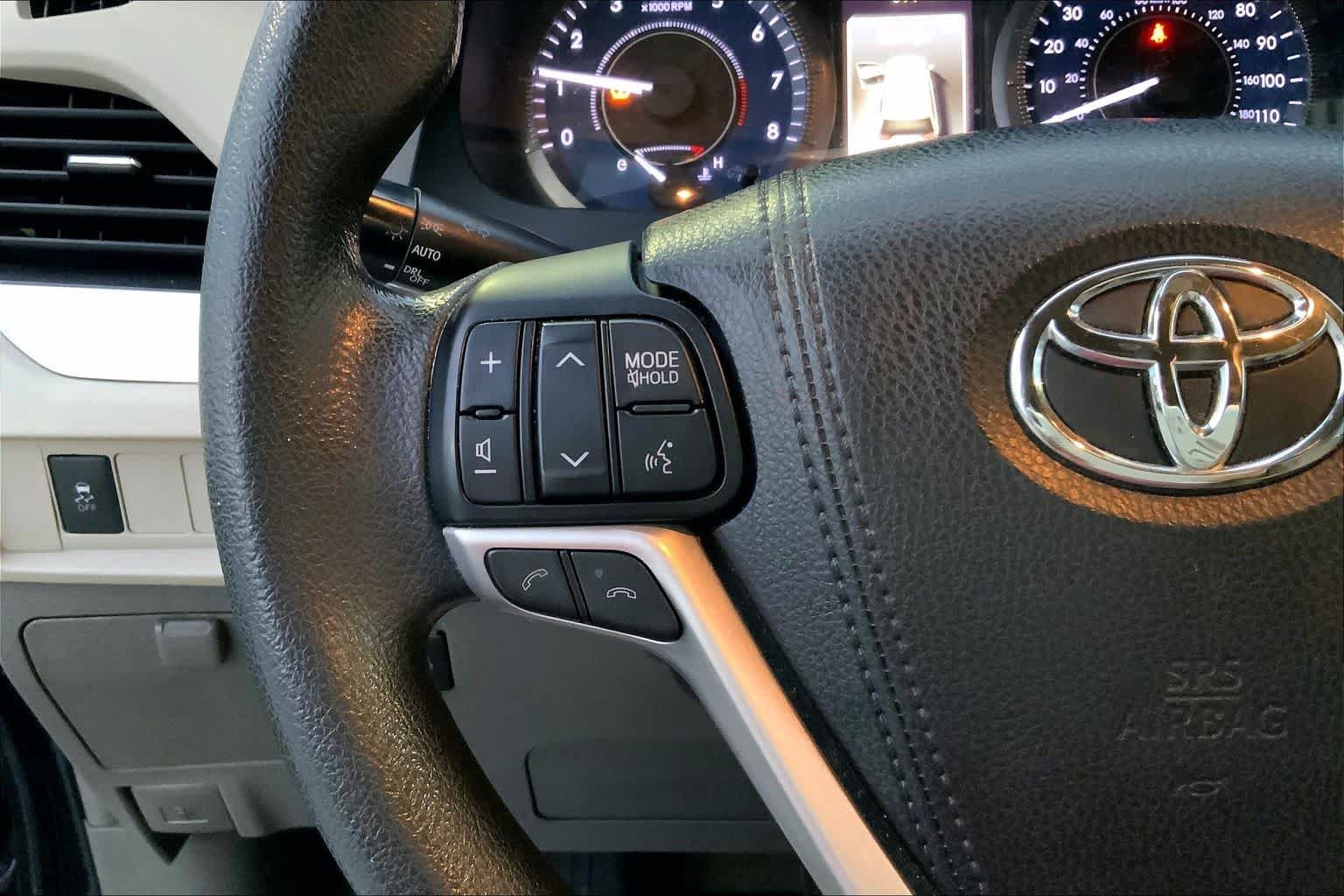 Used 2018 Midnight Black Metallic Toyota LE Auto Access Seat image 21