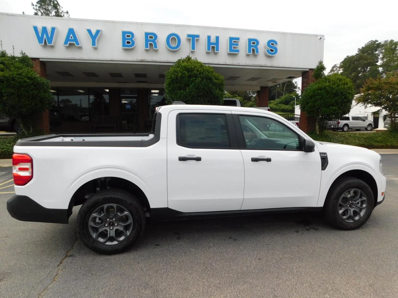 New 2026 Oxford White Ford XLT image 1