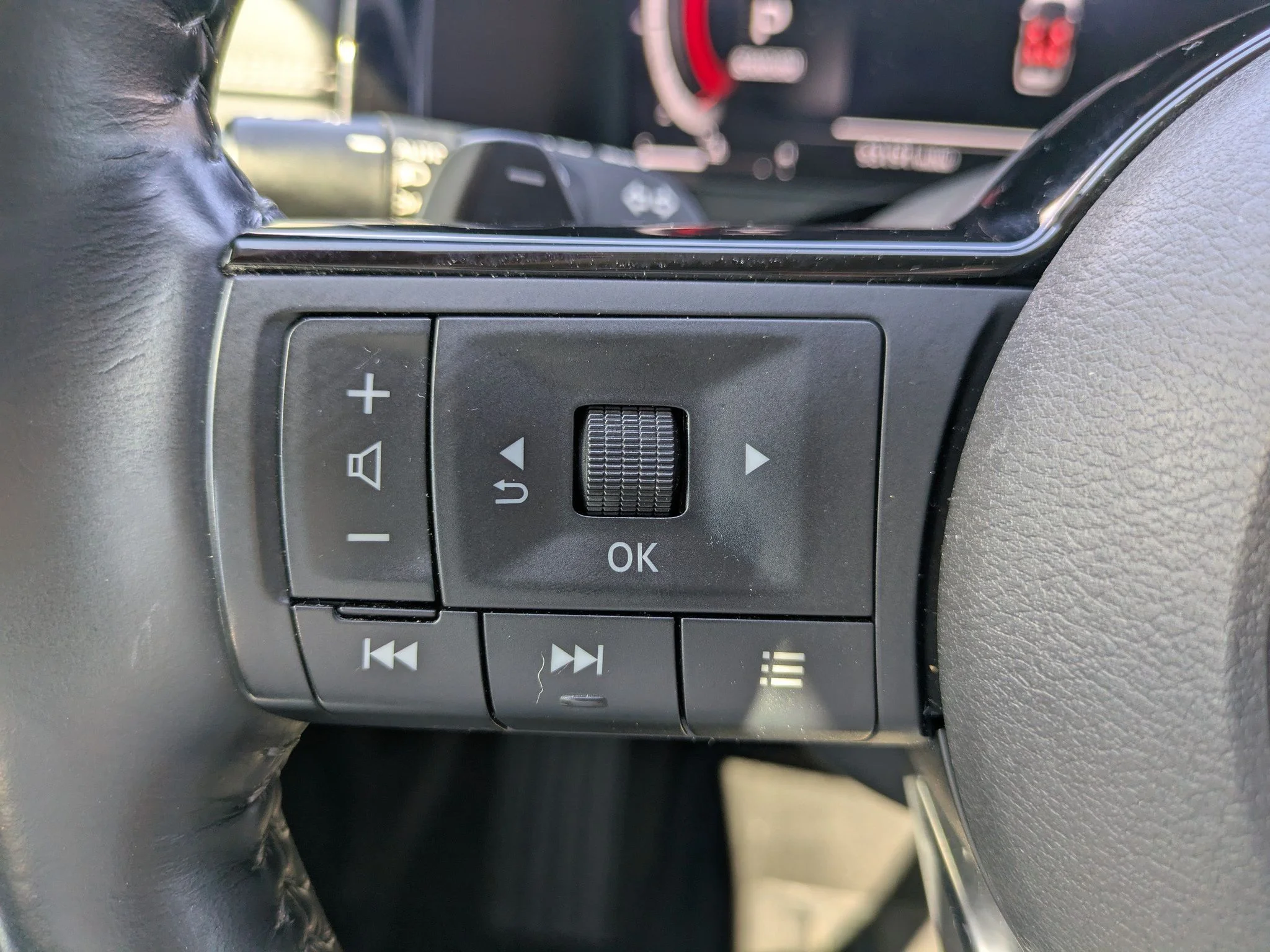 Used 2022 Solid Gray/Super Black Nissan Platinum image 26