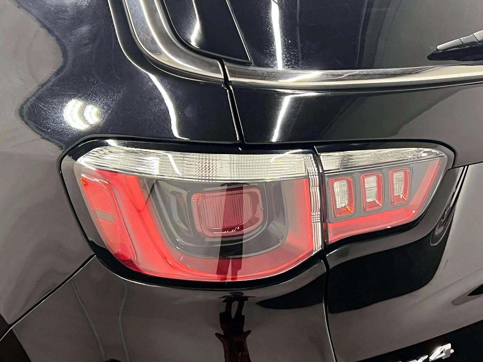 Used 2019 Diamond Black Crystal Pearlcoat Jeep Limited image 10