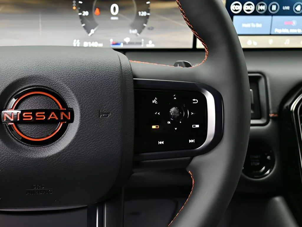 New 2025 2t Wht Blk Nissan PRO-4X® image 14