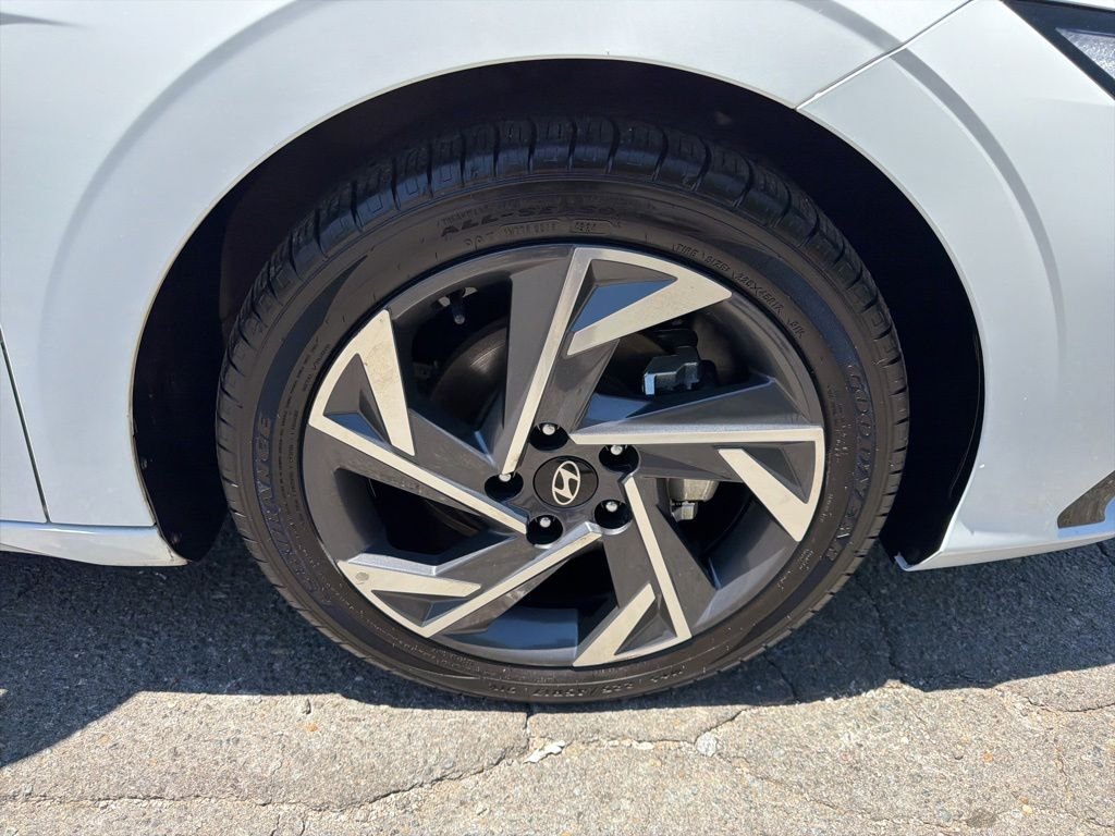 2025 Hyundai Elantra Limited - Photo 9