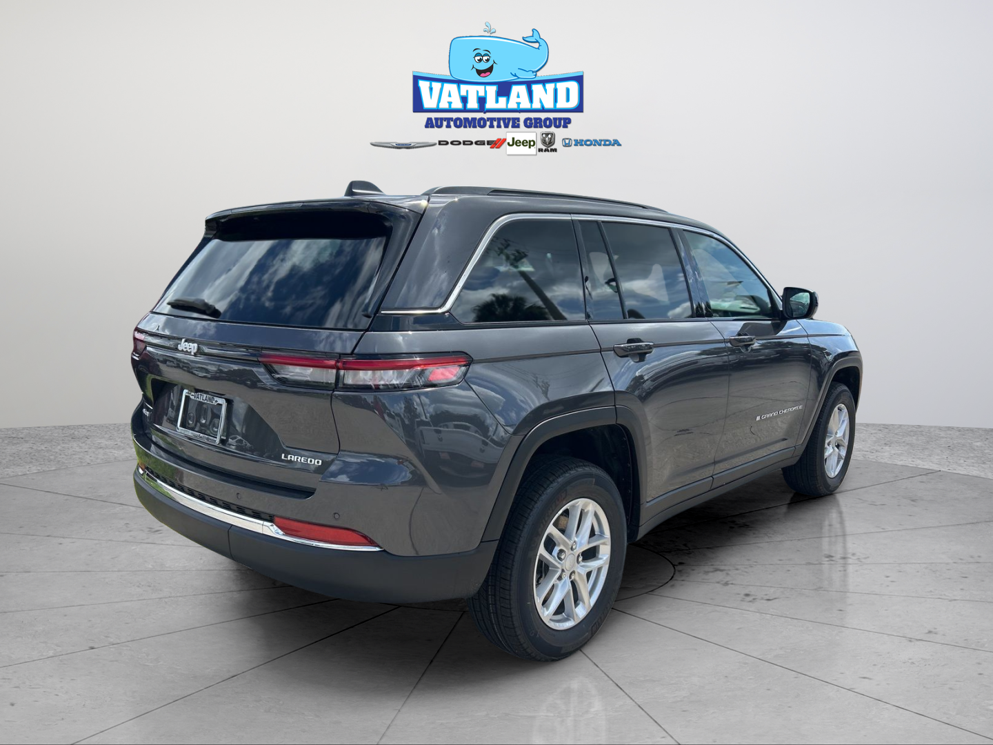 New 2026 Baltic Gray Metallic Clear-Coat Exterior Paint Jeep Laredo image 5