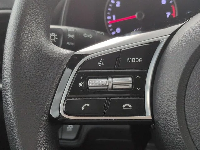 Used 2021 White Kia LXS image 22