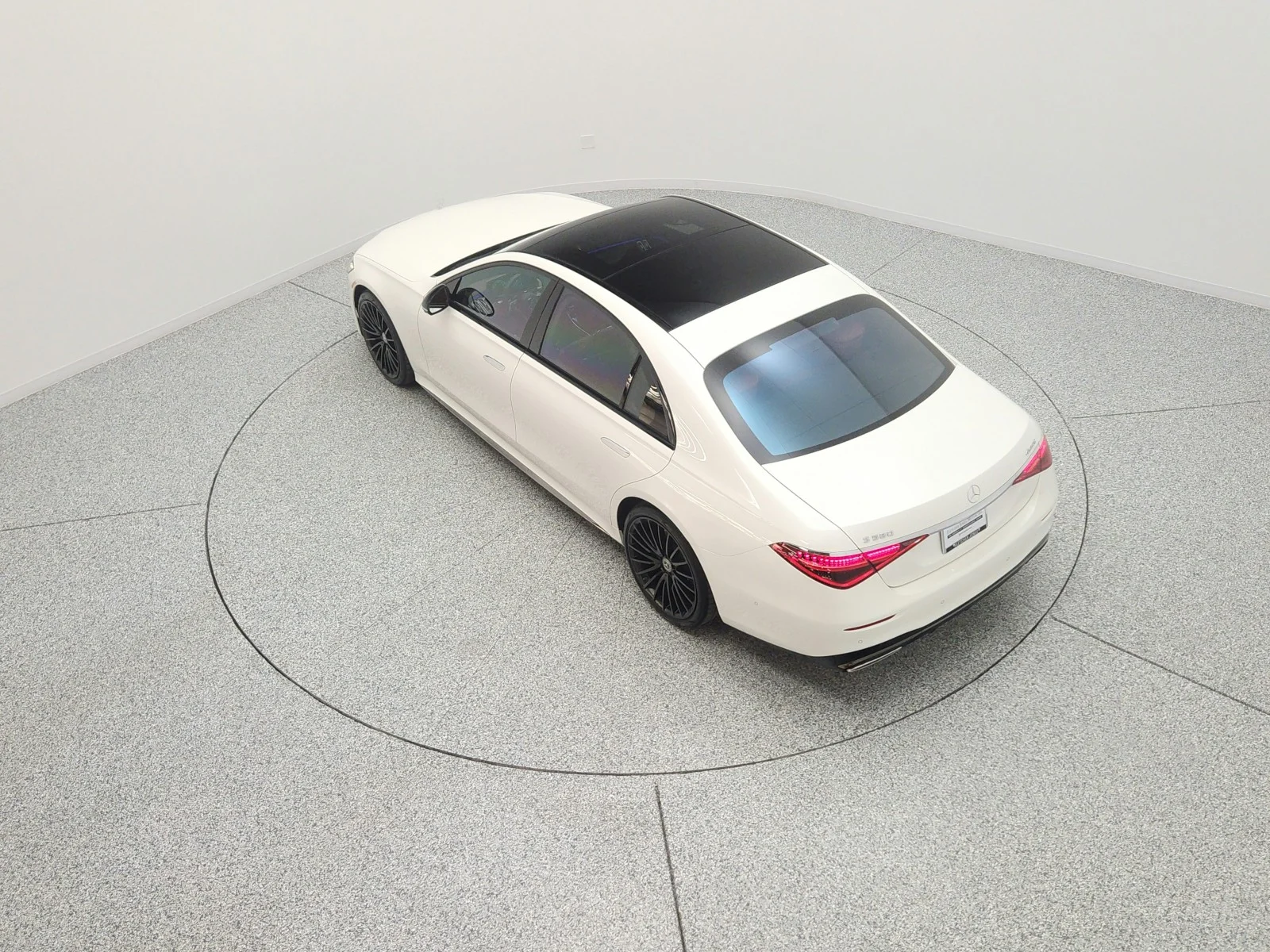 Certified Used 2023 MANUFAKTUR Diamond White Mercedes-Benz S 580 4MATIC® Sedan image 15