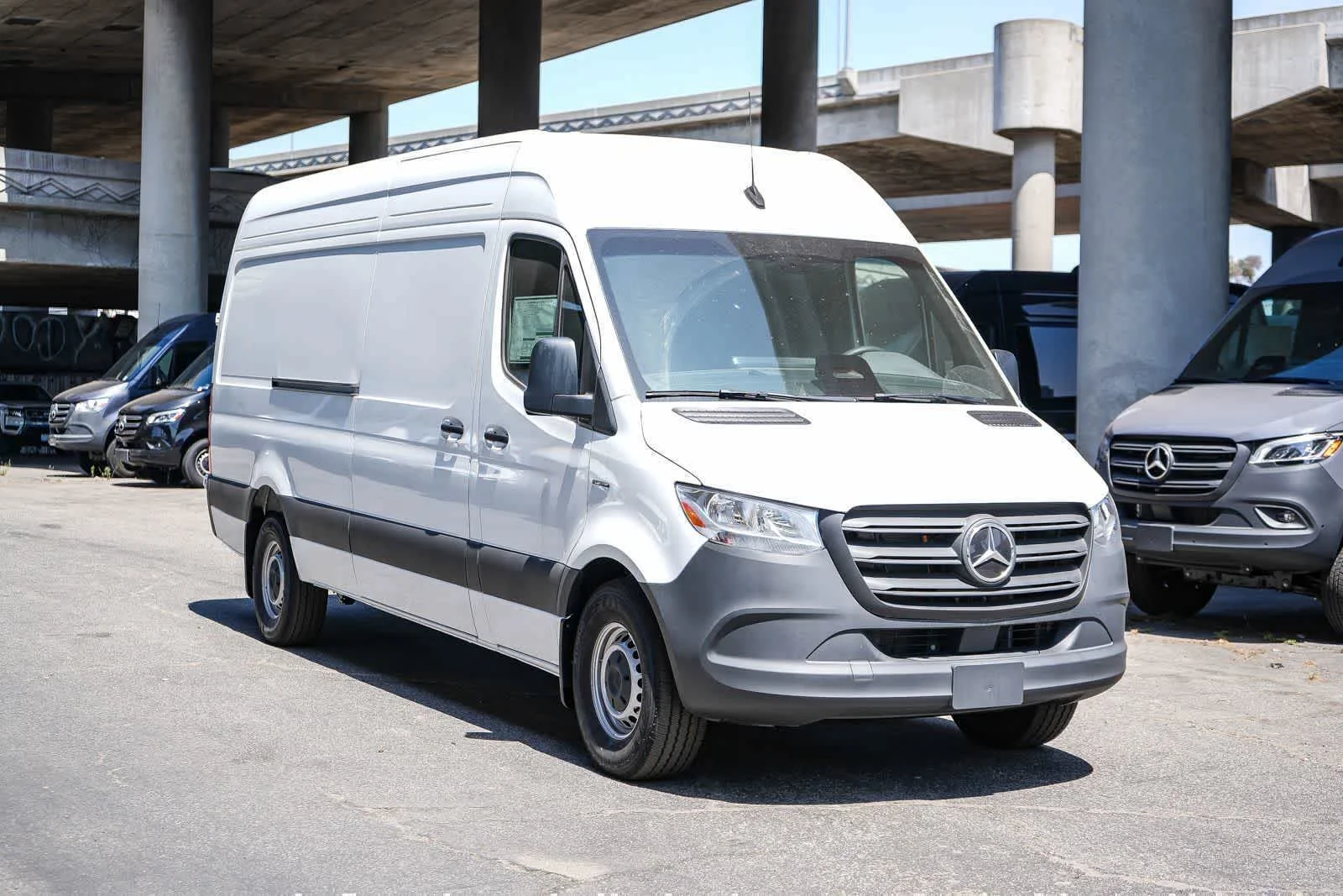 New 2025 Arctic+White Mercedes-Benz Cargo 170 WB High Roof RWD Electric Motor image 33