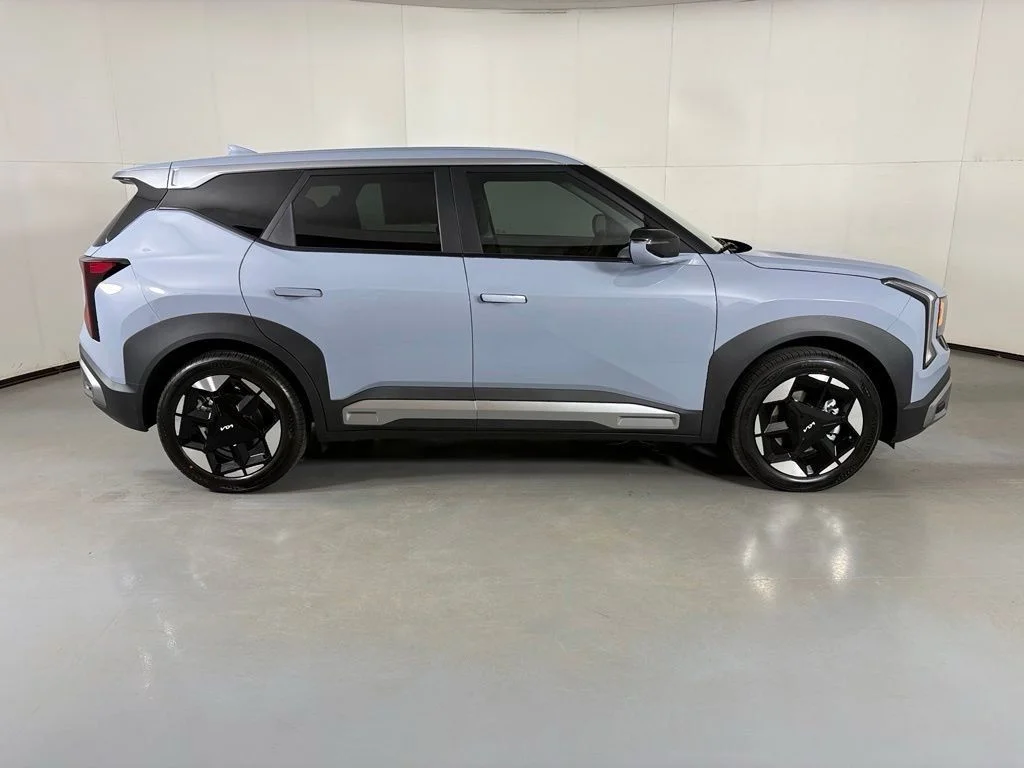 New 2027 Pale Gray Kia S image 9