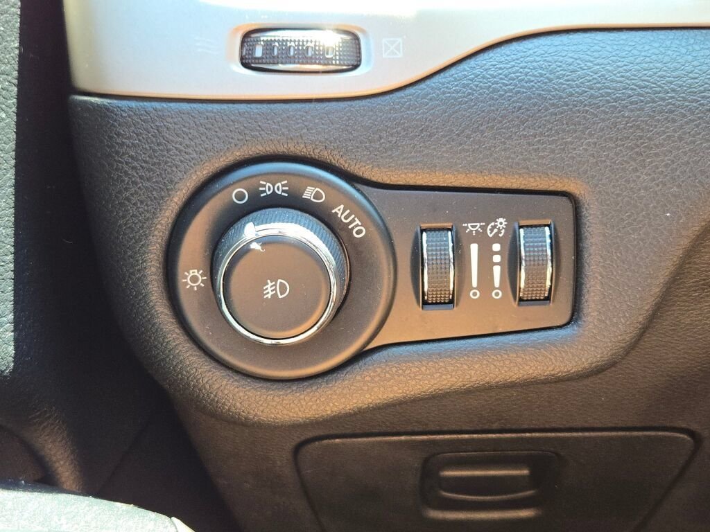 Used 2016 Gray Jeep Latitude image 22