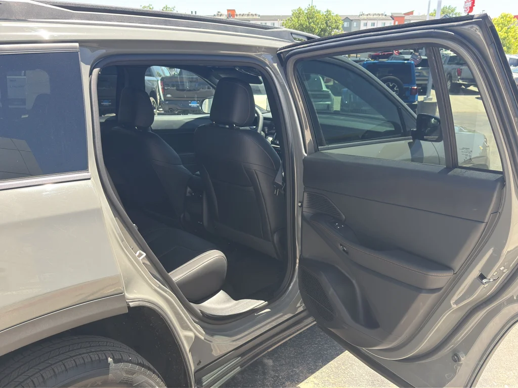 New 2026 Sting-Gray Clear-Coat Exterior Paint Jeep Limited image 23