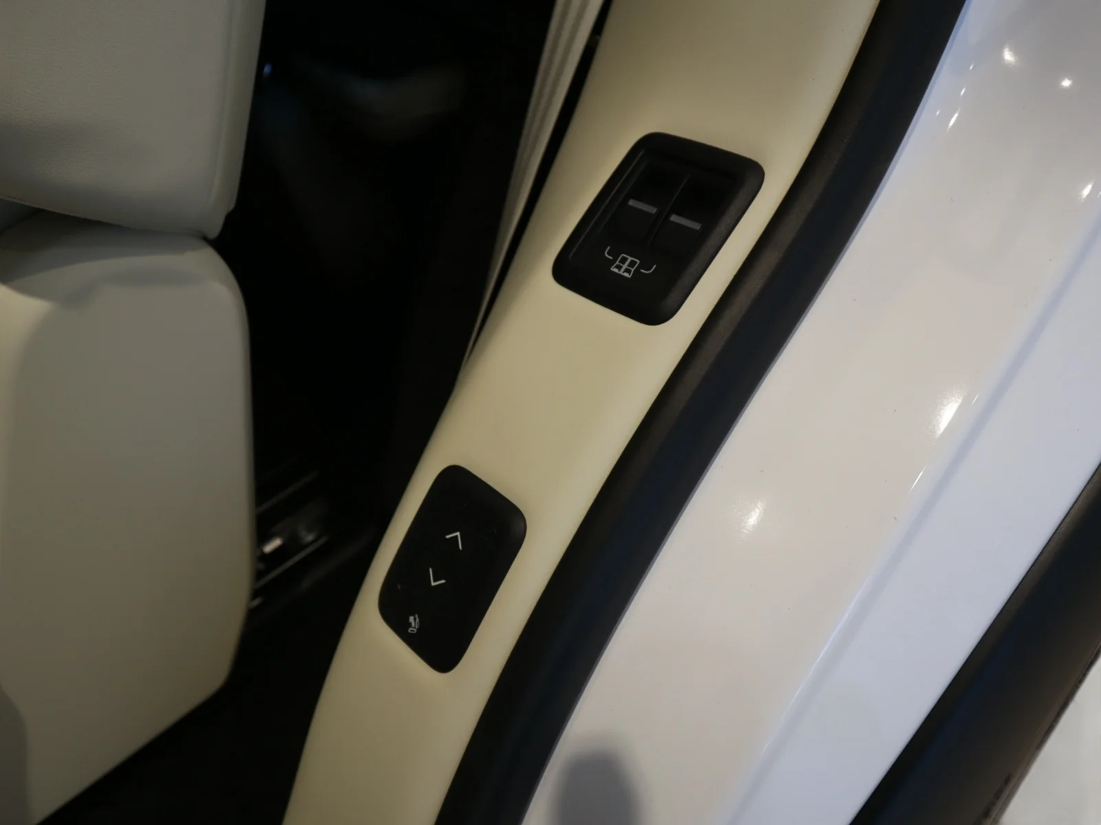 Used 2024 White Land Rover P530 Autobiography LWB 7 Seat image 17
