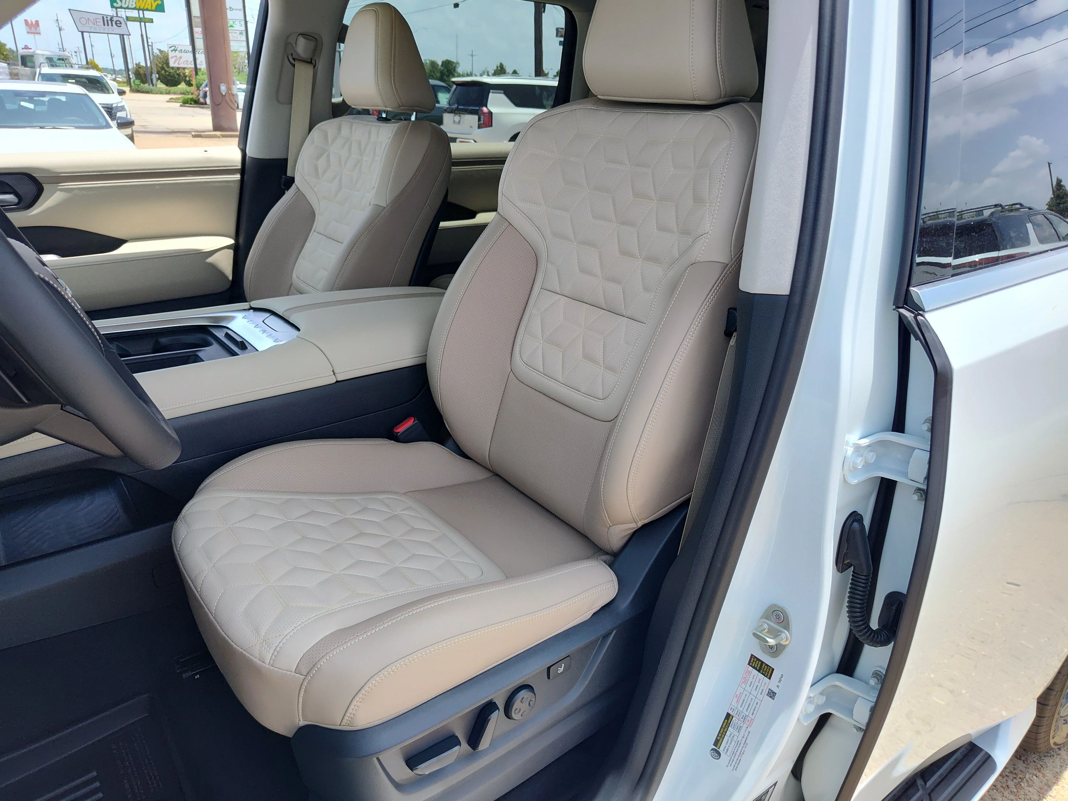 New 2026 Everest White TriCoat / Super Black Two-tone Nissan Platinum Reserve image 7