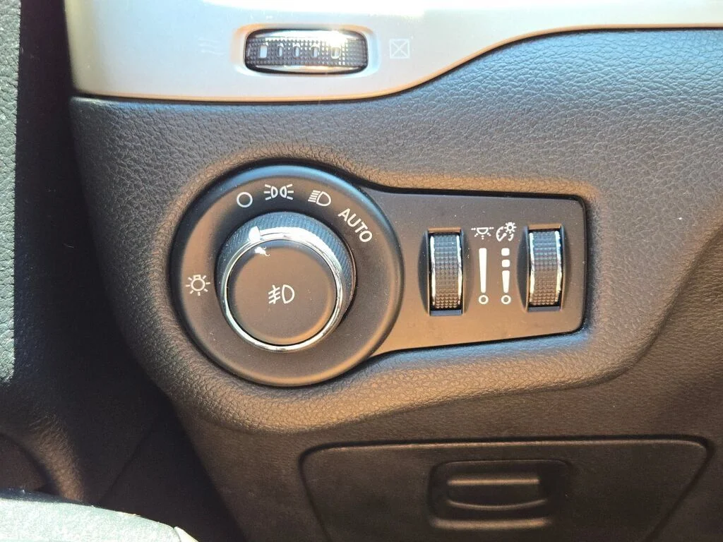 Used 2016 Gray Jeep Latitude image 22