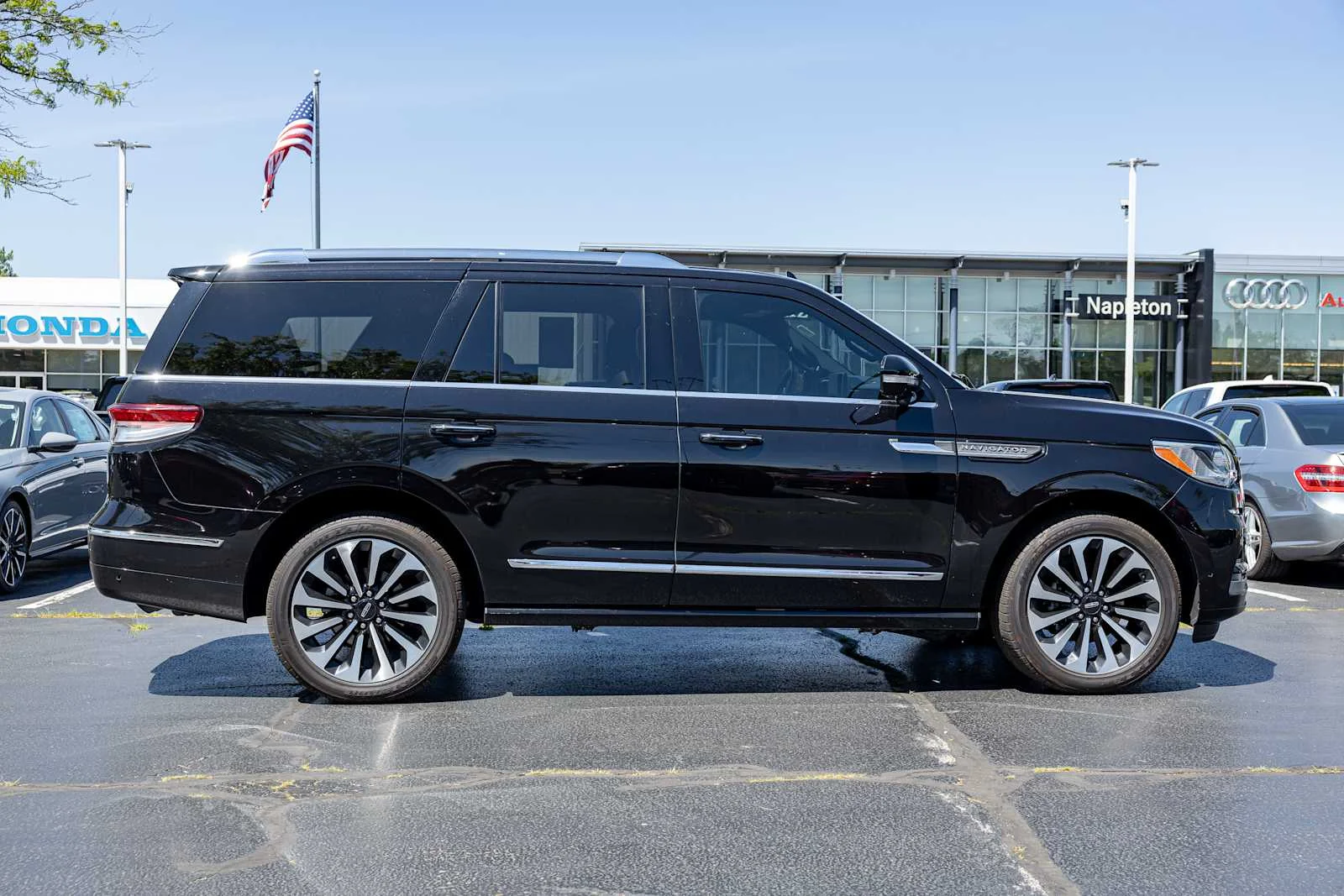 Used 2023 Infinite Black Metallic Clearcoat Lincoln Reserve image 8