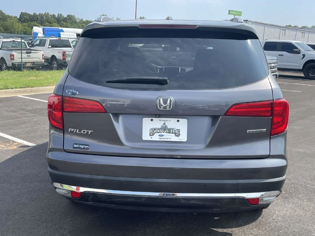 Used 2017  Honda Touring image 4
