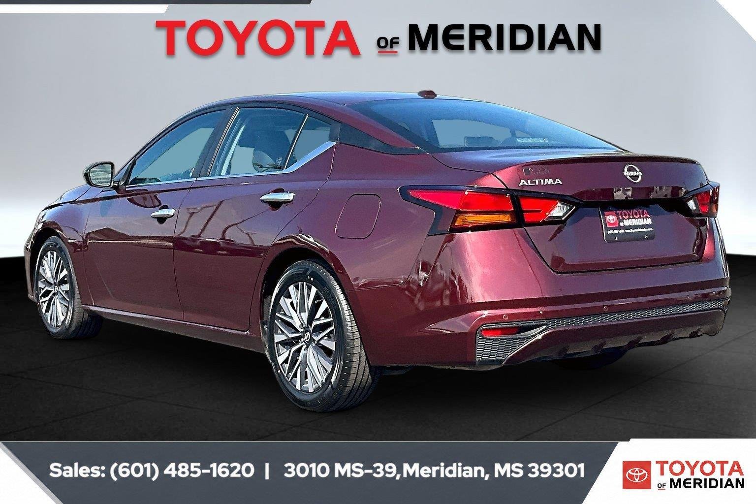 Used 2025 Garnet Pearl Metallic Nissan SV image 2