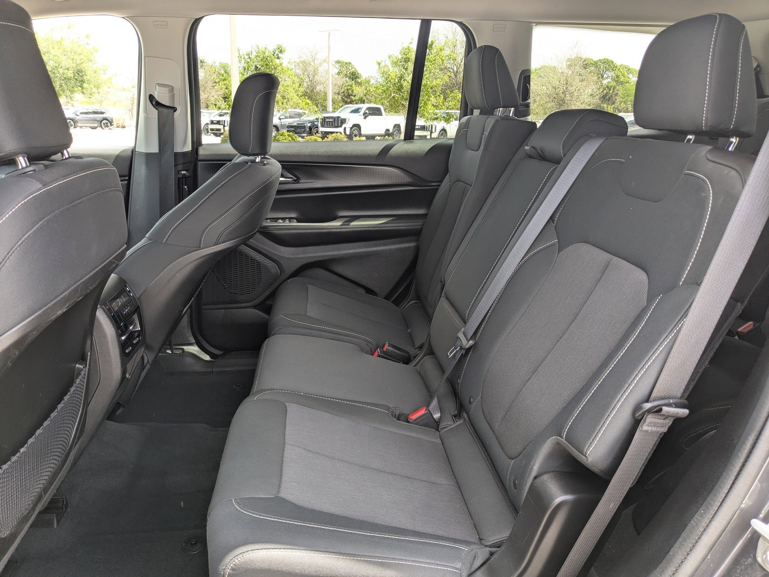 2023 Jeep Grand Cherokee L Laredo - Photo 15