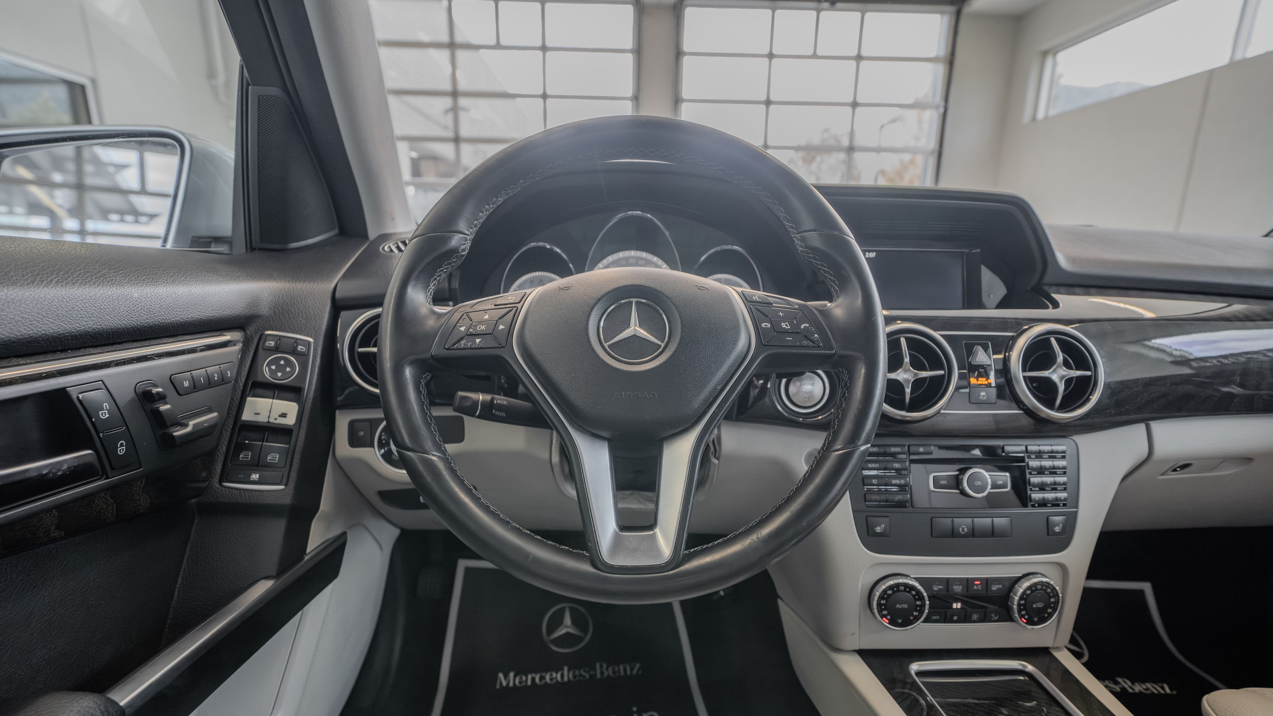 Used 2015 Diamond Silver Mercedes-Benz GLK 250 image 9