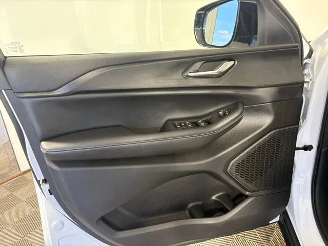 Used 2023 White/off-white Jeep Altitude image 21