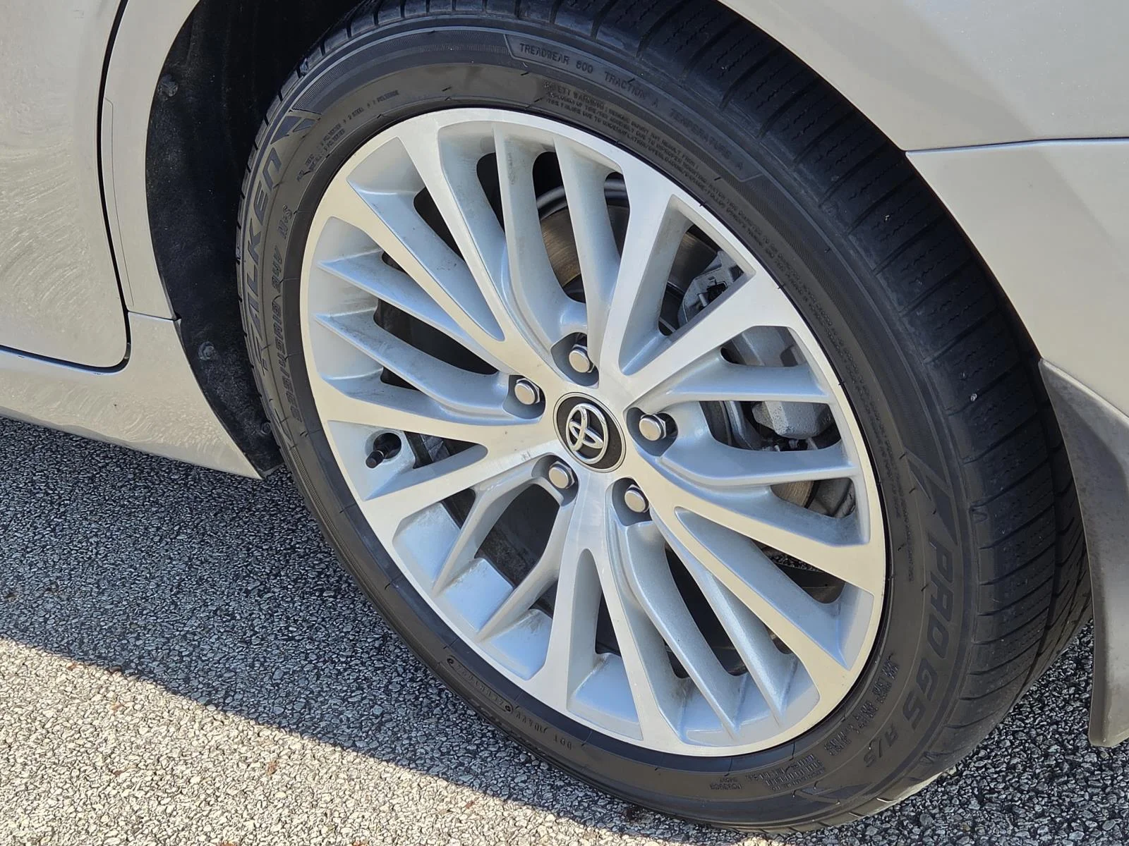 Used 2019 Celestial Silver Metallic Toyota XLE Auto (Natl) image 7