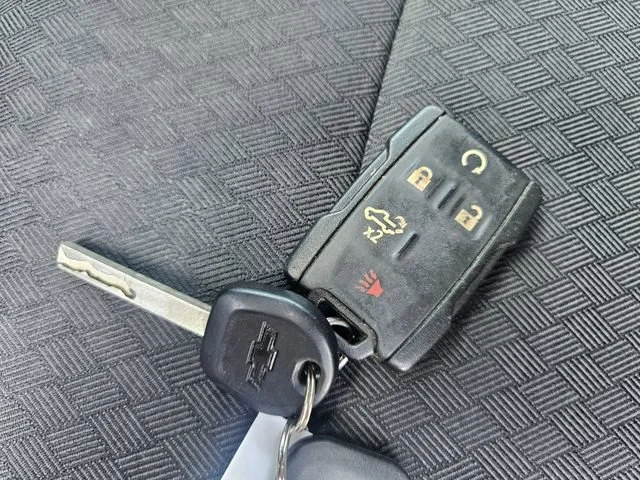 Used 2022 Silver Ice Metallic Chevrolet Custom image 28