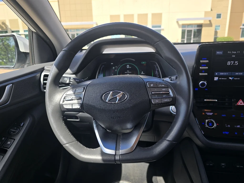Used 2021 Ceramic White Hyundai SE image 29