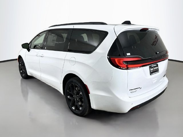 New 2027 Bright White Clear-Coat Paint Chrysler Limited image 5