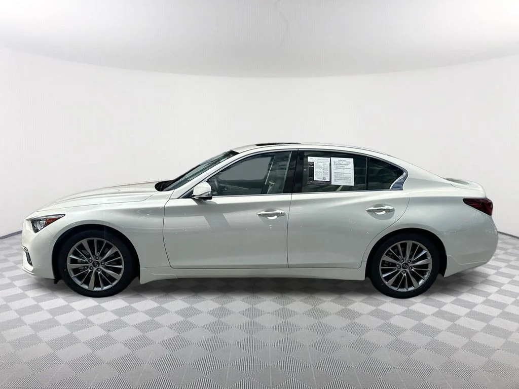 Used 2023 White INFINITI LUXE image 8