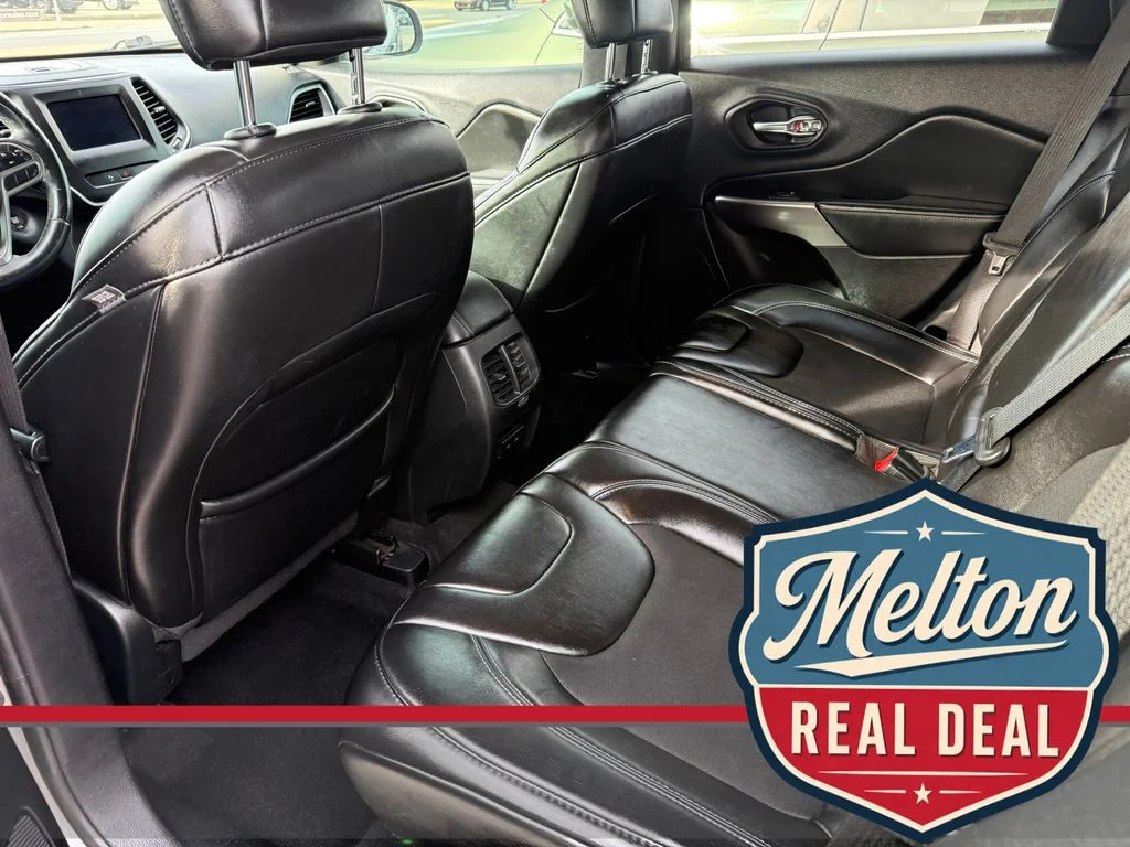 Used 2019 Silver Jeep Latitude Plus image 18