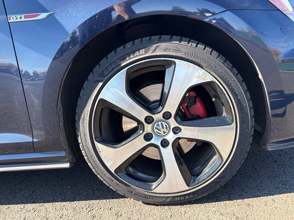 Used 2015 Night Blue Metallic Volkswagen 2.0T SE image 26