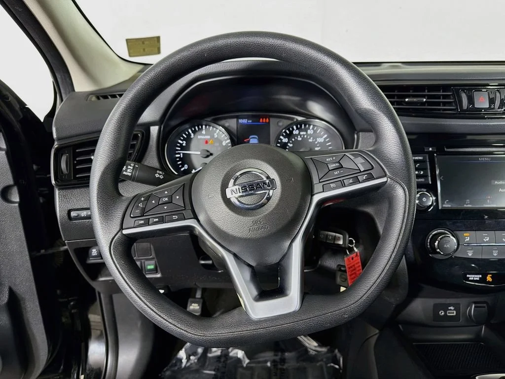 Used 2021  Nissan S image 13