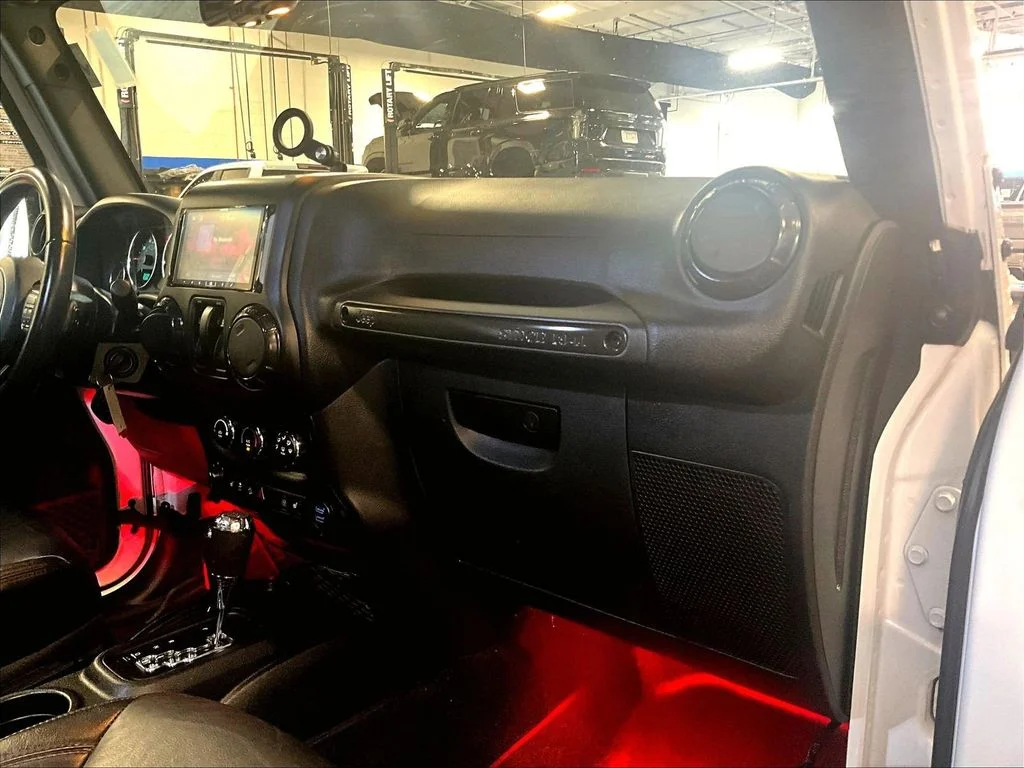 Used 2017 White Jeep Sahara image 13
