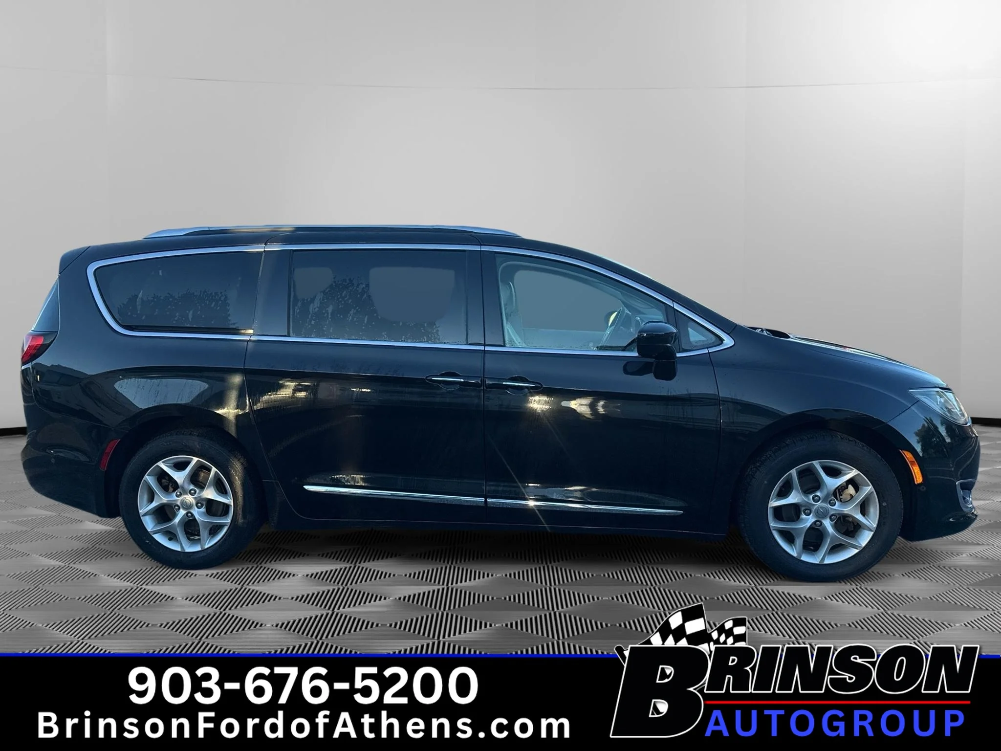 Used 2019 Brilliant Black Crystal Pearlcoat Chrysler Touring L Plus image 4