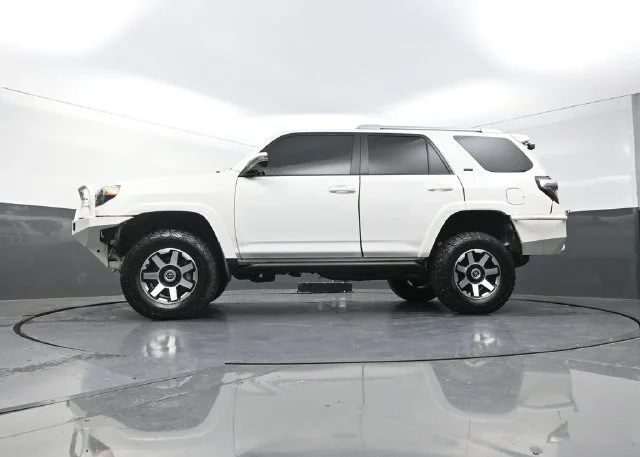Used 2016 White Toyota SR5 Premium image 35
