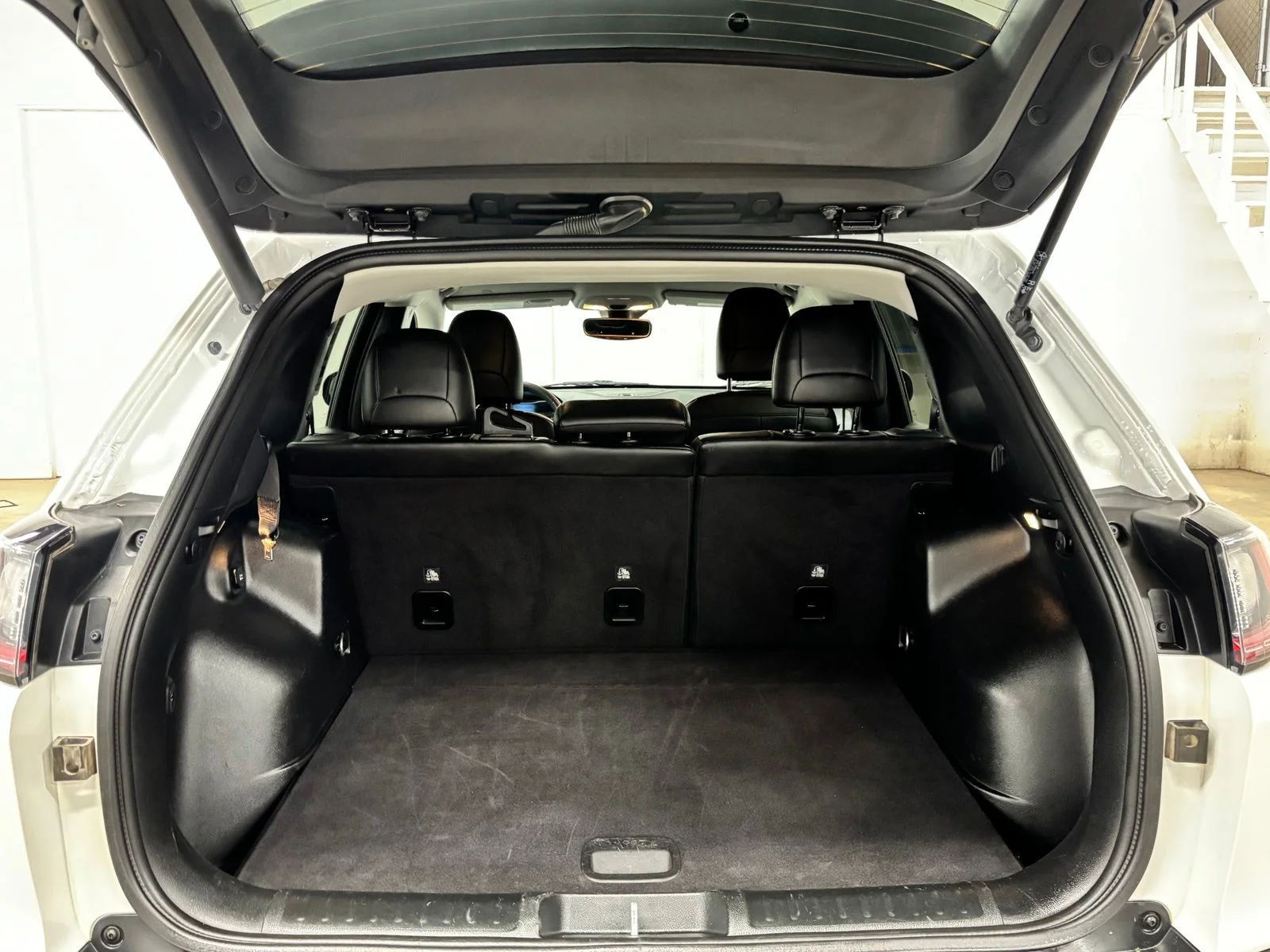Used 2023 White Jeep Altitude image 23