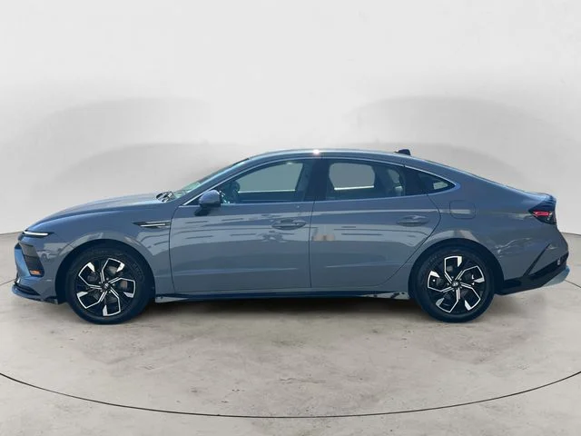 Used 2024 Blue Hyundai SEL image 2