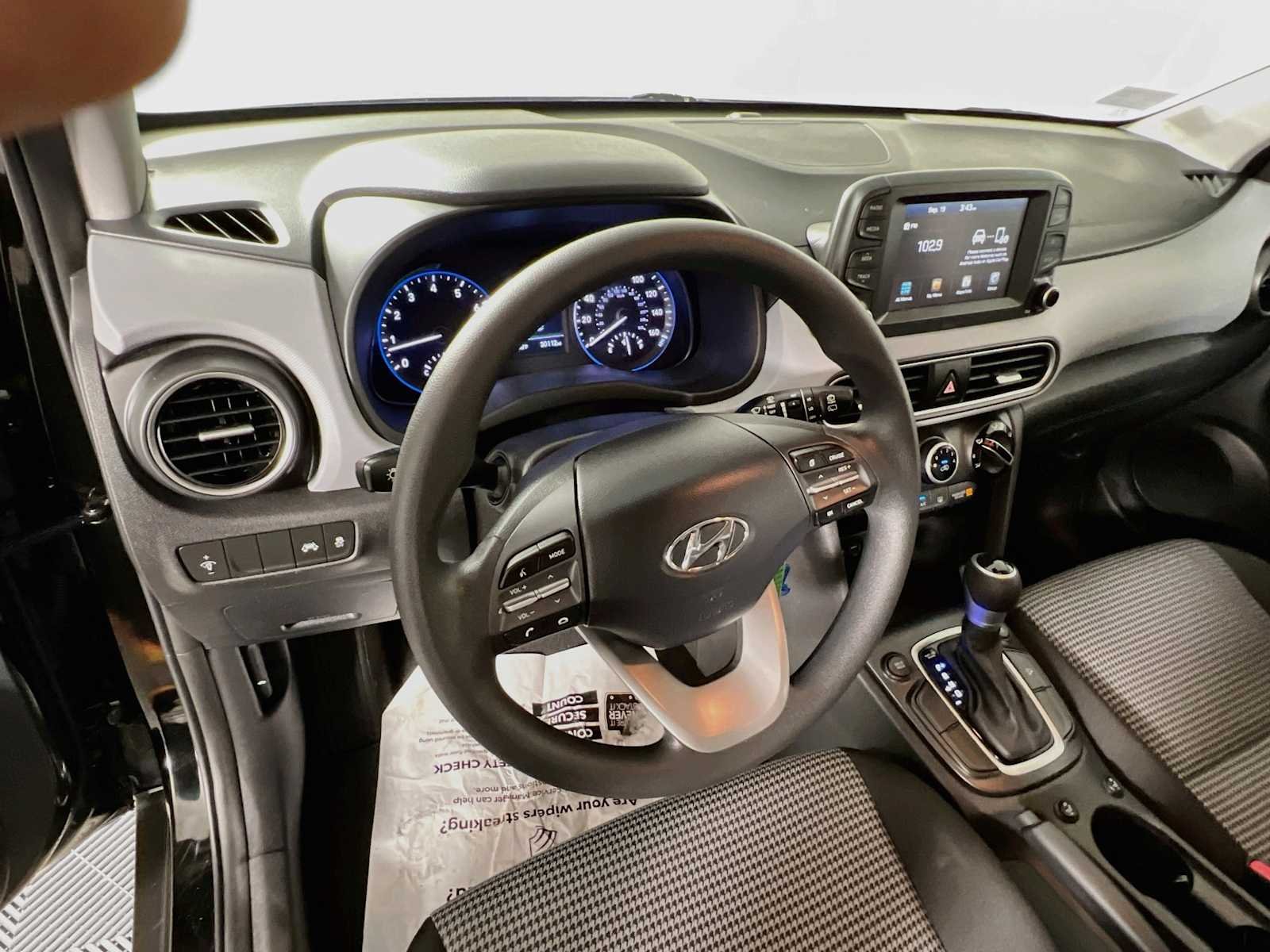 Used 2020 Ultra Black Hyundai SE image 11