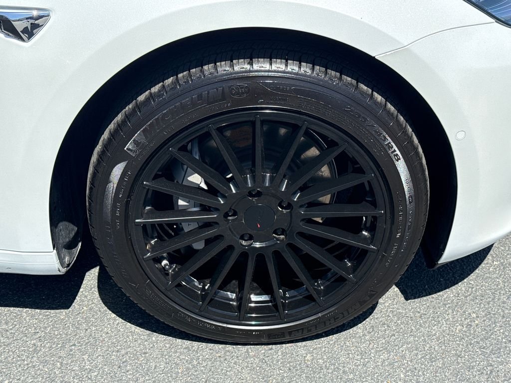 Used 2019 White Tesla Standard Range Plus image 7
