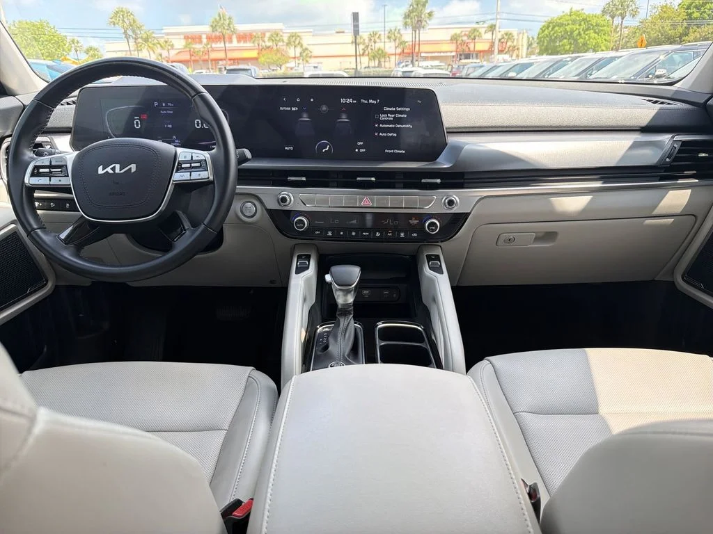 Used 2024 White Kia S image 27