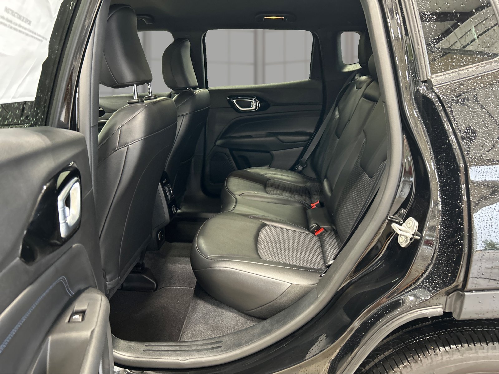 New 2026 Diamond Black Crystal Pearl-Coat Exterior Paint Jeep Latitude Altitude image 10