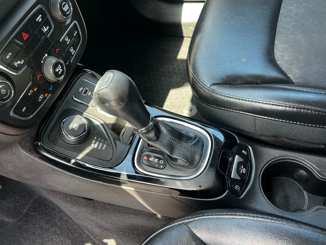 Used 2018  Jeep Altitude 4x4 image 23